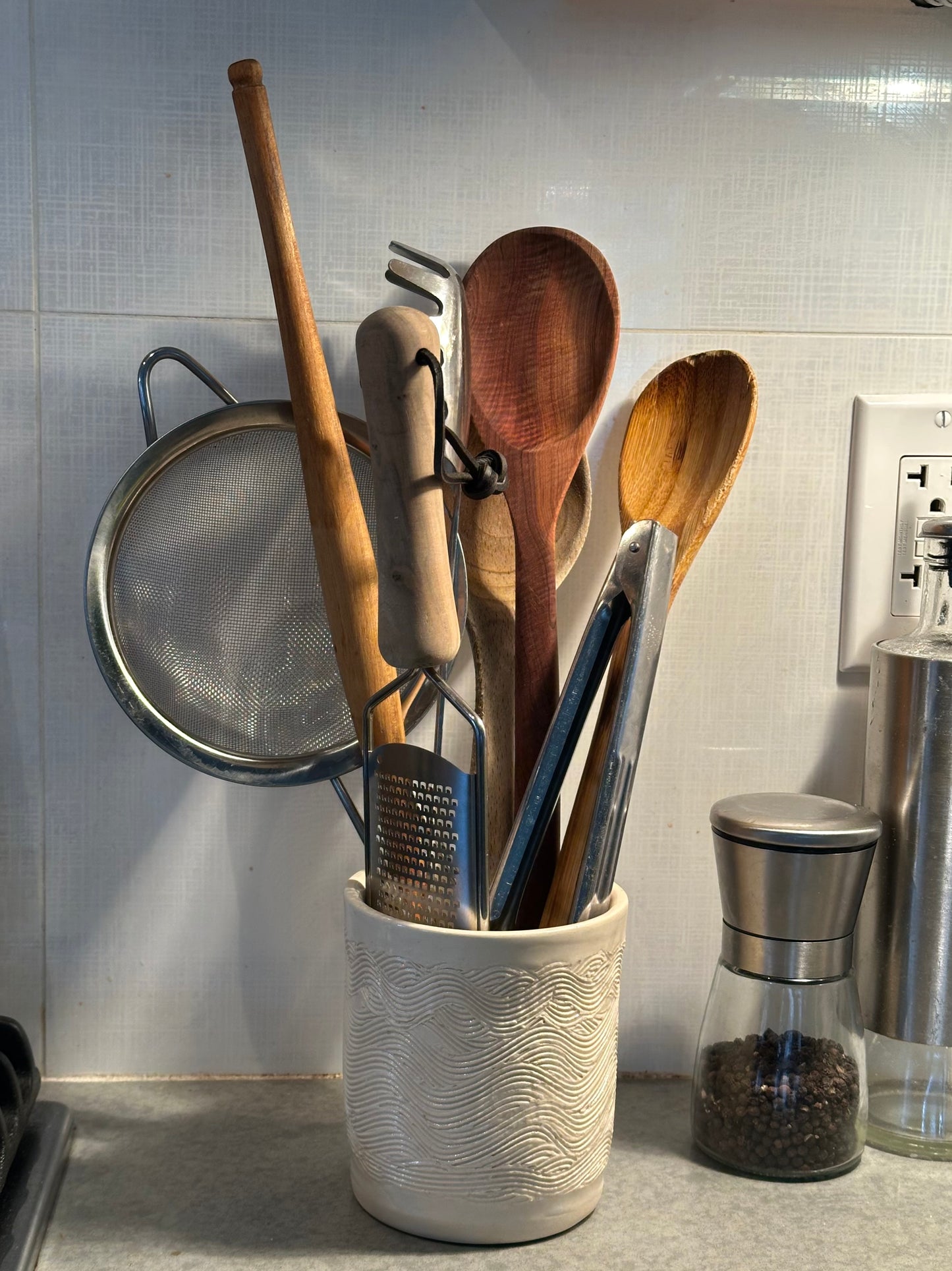 White Utensil Holder - Kayd Bhagat